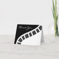 Las llaves curvadas onduladas del piano le