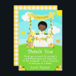Tarjeta De Agradecimiento Lemonade Stand Birthday Dark Skin Boy<br><div class="desc">Esta tierna y caprichosa tarjeta de agradecimiento incluye un hijo de pelo negro con piel oscura en un puesto de limonada amarilla que está decorado con flores y arbustos. En el fondo hay un cielo azul, sol y mariposas. El texto combina fuentes decorativas y sans serif para un estilo elegante...</div>