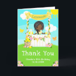 Tarjeta De Agradecimiento Lemonade Stand Birthday Dark Skin Chica<br><div class="desc">Esta tierna y caprichosa tarjeta de agradecimiento incluye un chica de pelo negro con piel oscura en un puesto de limonada amarilla que está decorado con flores y arbustos. En el fondo hay un cielo azul, sol y mariposas. El texto combina fuentes decorativas y sans serif para un estilo elegante...</div>