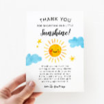 Tarjeta De Agradecimiento Little Sunshine Baby Shower<br><div class="desc">Tema del sol lindo ducha bebé gracias a la tarjeta de plantilla que incluye ilustracion acuarela de un sol sonriente con estrellas y nubes. El texto dice "¡Gracias por bañarnos nuestra pequeña luz del sol!" El mensaje por omisión agradece a los clientes la asistencia a la ducha y el regalo....</div>