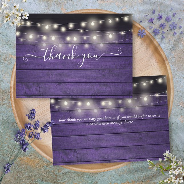 Tarjeta De Agradecimiento Luces de Cuerda de Madera Rústica Morada Guión Bod (Purple Rustic Wood String Lights Script Wedding Thank You Card)