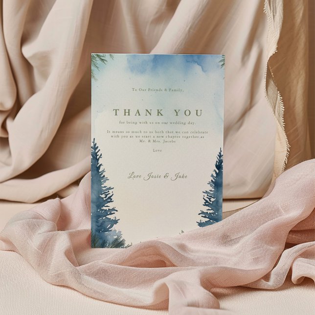 Tarjeta De Agradecimiento Mesa boda de pinos de invierno verde gracias (Blue and green watercolor forest wedding invitation with pine tree border and elegant typography.)