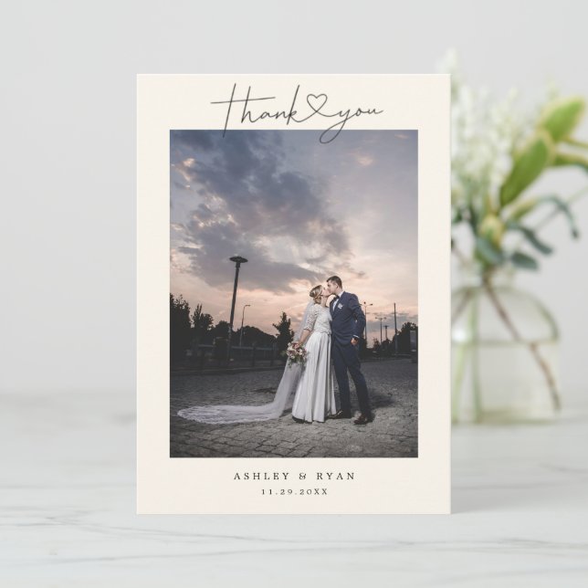 Tarjeta De Agradecimiento Minimalist Simple Script with Heart Wedding Photo (Anverso de pie)