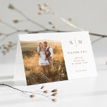 Tarjeta De Agradecimiento Mínimo y Moda | Boda de Photo Boho<br><div class="desc">Estas elegantes y modernas tarjetas de agradecimiento boda cuentan con una simple terracota boho y un diseño de texto en blanco que exuda estilo minimalista,  con tu foto boda personal favorita. Añada sus iniciales o su monograma para hacerlas completamente propias.</div>