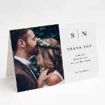 Tarjeta De Agradecimiento Mínimo y Moda | Boda fotográfico<br><div class="desc">Estas elegantes y modernas tarjetas bodas de agradecimiento tienen un sencillo diseño de texto en blanco y negro que exude estilo minimalista,  con tu foto favorita de un boda. Añada sus iniciales o su monograma para hacerlas completamente propias.</div>