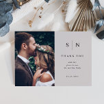 Tarjeta De Agradecimiento Mínimo y Moda | Boda fotográfico gris y negro<br><div class="desc">Estas elegantes y modernas tarjetas de agradecimiento de boda gris claro presentan un sencillo diseño de texto negro que exuda estilo minimalista,  con dos de sus fotos personales favoritas. Añada sus iniciales o su monograma para hacerlas completamente propias.</div>