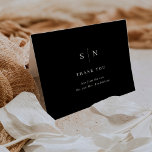 Tarjeta De Agradecimiento Mínimo y Moda | Boda negro<br><div class="desc">Estas elegantes y modernas tarjetas de agradecimiento boda cuentan con un sencillo diseño de texto en blanco y negro que exuda el estilo minimalista. Añada sus iniciales o su monograma para hacerlas completamente propias.</div>
