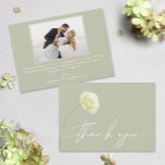Tarjeta De Agradecimiento Moda acuarela Boda de flor foto<br><div class="desc">Gracias en letras de moda con una hermosa flor blanca en la parte delantera,  estas tarjetas de agradecimiento de boda verde sabio muestran su foto y mensaje en la parte posterior. COINCIDIENDO elementos de nuestra colección.</div>
