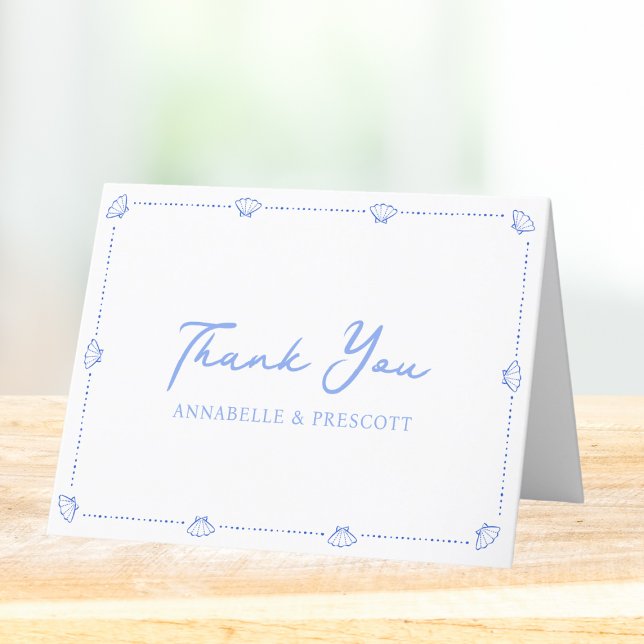 Tarjeta De Agradecimiento Moda costera Shell borde elegante Boda azul (Say thank you in style with this refined coastal wedding thank you card featuring a seashell border.)