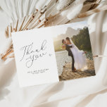 Tarjeta De Agradecimiento moda guión foto boda blanco y negro<br><div class="desc">Una tarjeta de agradecimiento boda simple y moderna con un guión negro maravilloso y una foto personalizada de la novia y el novio. Añade un mensaje personal de agradecimiento a tus invitados.</div>