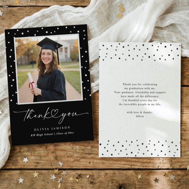 Tarjeta De Agradecimiento Modern Black and White Handwriting Graduation (Modern graduation thank you card featuring photo, script text and simple design)