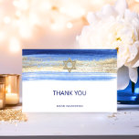 Tarjeta De Agradecimiento Moderna acuarela Blue Gold Bar Mitzvah Hebreo<br><div class="desc">Hermoso Bar judío religioso Mitzvah gracias a las cartas. Diseño de acuarela moderno y elegante en colores azul de pincel, de luz a azul marino. Estrella dorada de David en el medio con broche de Relieve metalizado de oro falso. Letras de escritura modernas. Prefecto para un hijo de 13 años,...</div>