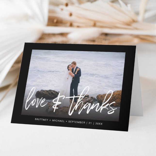 Tarjeta De Agradecimiento Moderna foto con letra manual amor y gracias negro (A simple and elegant way to say thank you with a personal touch by adding a wedding photo.)