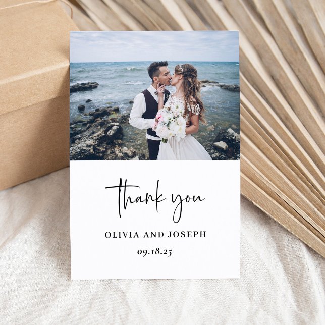 Tarjeta De Agradecimiento Moderna y Minimalista | Boda fotográfico (A modern, black and white wedding thank you card with your photo and elegant script)
