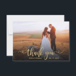 Tarjeta De Agradecimiento Moderno Boda elegante de guiones dorados<br><div class="desc">Modern Classic Stylish script de oro boda gracias a la plantilla de postal que incluye una foto vertical completa en el frente con el texto "Gracias" en una tipografía con letras a mano torrenciales guión de tipo de letra cruz en un Relieve metalizado de oro falso sobre la imagen. Fácil...</div>