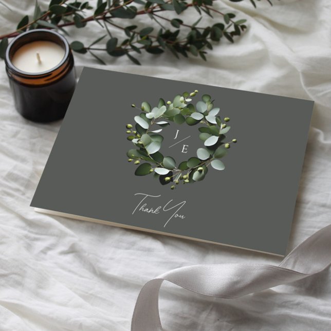 Tarjeta De Agradecimiento Moderno Monograma Eucalyptus Wreath | Gris (Gray Modern Monogram Eucalyptus Wreath Wedding Thank You Card)