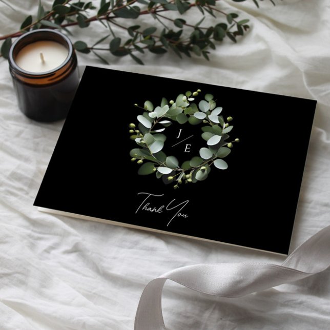 Tarjeta De Agradecimiento Moderno Monograma Eucalyptus Wreath | Negra (Black Modern Monogram Eucalyptus Wreath Wedding Thank You Card)