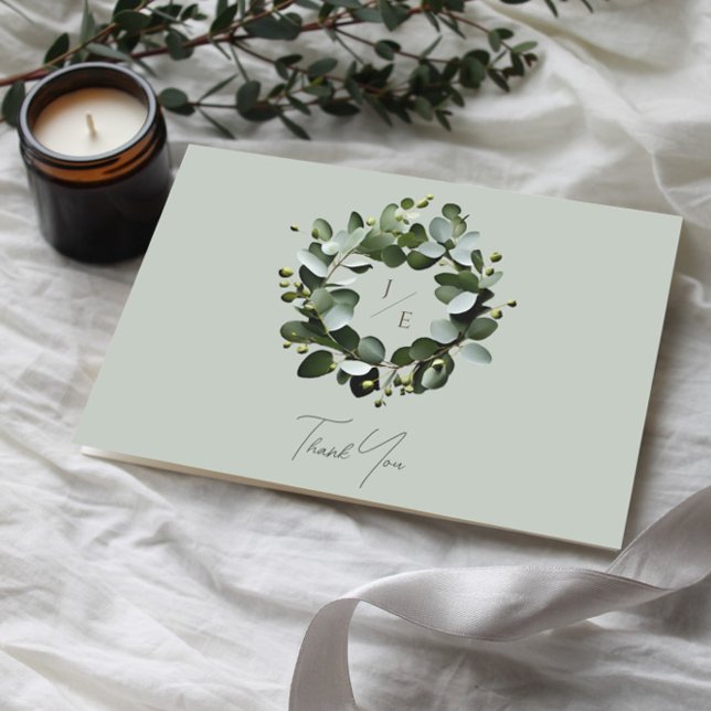 Tarjeta De Agradecimiento Moderno Monograma Eucalyptus Wreath | Verde salvia (Sage Green Modern Monogram Eucalyptus Wreath Wedding Thank You Card)