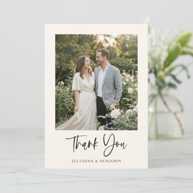Tarjeta De Agradecimiento Moderno Script Elegante Negro Marfil Foto Boda (Anverso de pie)
