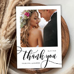 Tarjeta De Agradecimiento Moderno y caprichoso guión de oro enorme 2 Boda de<br><div class="desc">Moderno Y Whimsical Boho Enorme Gold Caligraphy Script 2 Photo Boda Tarjeta De Gracias. Elegante boda de Moda gracias plantilla que incluye una foto vertical completa en la parte delantera con el texto "Gracias" en una tipografía con letras a mano agitada y caprichosa, guión de tipo de letra de brocha...</div>