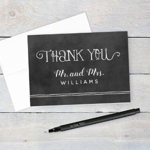 Tarjeta De Agradecimiento Monograma de boda en pizarra con letra script rúst