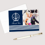 Tarjeta De Agradecimiento Monograma del Boda azul de la Marina Náutica<br><div class="desc">Diseño de tarjetas de agradecimiento naútico moderno y pre-adorable presenta una foto cuadrada de la novia y el novio con monograma boda mostrado dentro de un ancla de un bote con nudo de cuerda y detalles de rayas. Color azul marino,  gris claro / plata y blanco.</div>