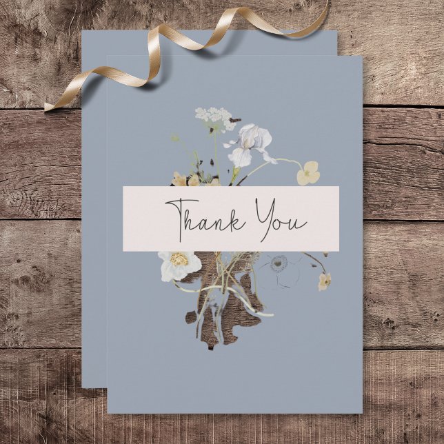 Tarjeta De Agradecimiento Monograma Flores silvestres rusas Boda azul turbio (Rustic Wildflowers Monogram Dusty Blue Wedding Thank You Card)