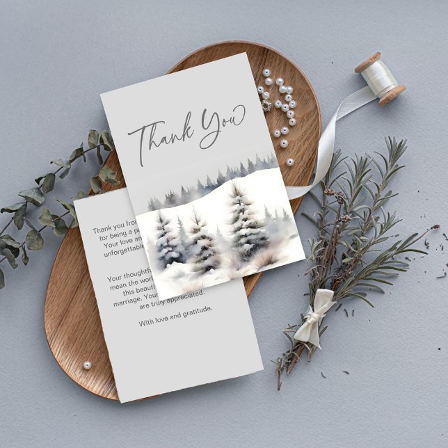 Tarjeta De Agradecimiento Nieve enamorada bosque de pinos de invierno desped (Snow in love winter pine forest bridal shower thank you card dusty sage green pastel grey watercolor)