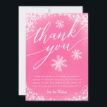 Tarjeta De Agradecimiento Nieve rosa Baby Shower invernal<br><div class="desc">Cute invierno maravilloso tema de la ducha bebé, gracias tarjeta que presenta nieve blanca brillante y copos de nieve con un texto de guión de tipografía que dice "gracias". El mensaje es editable, gracias a los clientes por venir a la ducha y por el regalo. El fondo es rosa. Ideal...</div>