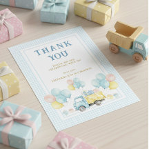 Niño en su primer cumpleaños con camión de volteo