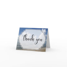 Nubes gordas sobre la playa Foto con Badge Gracias