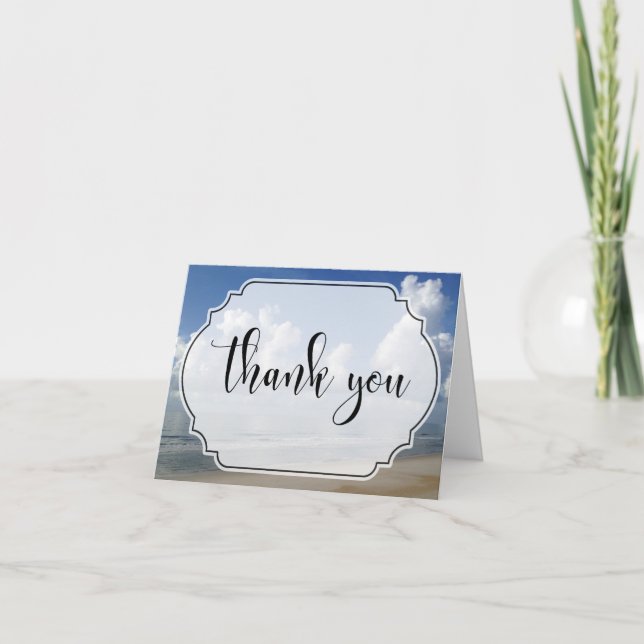 Tarjeta De Agradecimiento Nubes gordas sobre la playa Foto con Badge Gracias (Anverso)