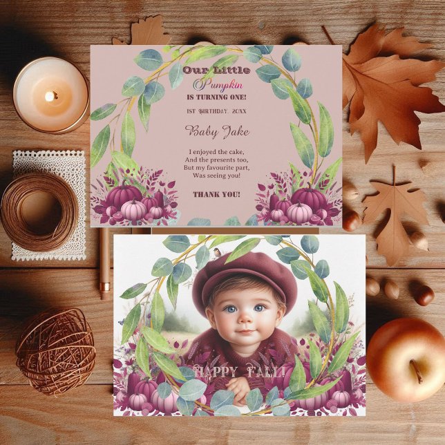 Tarjeta De Agradecimiento Nuestra pequeña calabaza morada primer cumpleaños  (Our Little Pumpkin Purple 1st Birthday Fall Wreath Thank You Card)