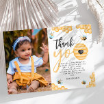Tarjeta De Agradecimiento Nuestra pequeña miel | Primera foto de cumpleaños<br><div class="desc">Es el primer cumpleaños de tu pequeña abeja - ¡muestra tu aprecio con estas dulces y elegantes tarjetas de agradecimiento! Hazlo especial con una foto de tu abejorro de abejorro, plantilla moderna de agradecimiento, e imágenes de boho de abejas, pepitas de miel y colmenas. ¡gracias amigos y familia por unirse...</div>