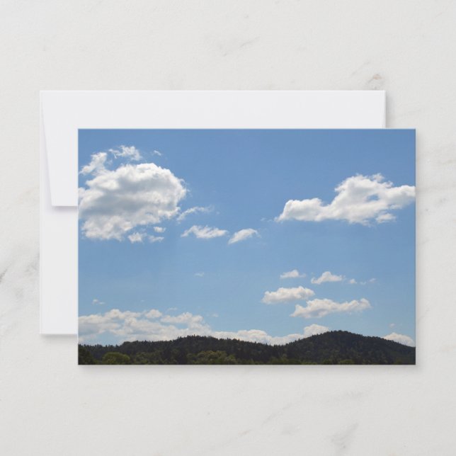 Tarjeta De Agradecimiento Paisaje con colinas verdes, árboles y nubes (Anverso)