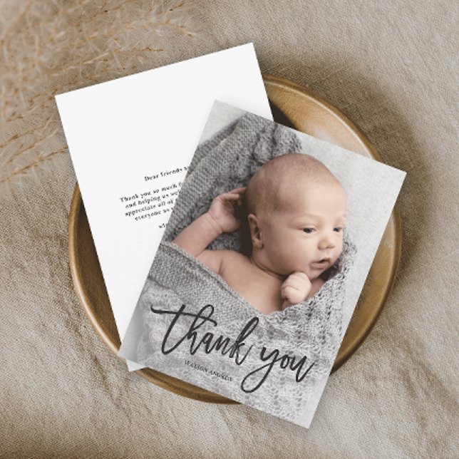 Tarjeta de agradecimiento para bebé con foto escri (Simple photo baby thank you card with modern handwritten script typography overlay.)