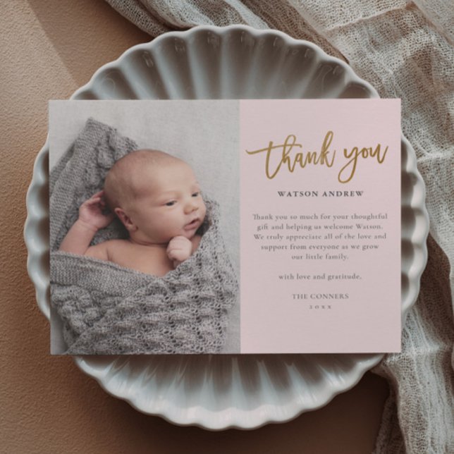 Tarjeta de agradecimiento para bebé con guión de p (Modern gold script budget baby photo thank you cards.)