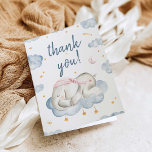 Tarjeta de agradecimiento para bebé - Elefante dur<br><div class="desc">¡Gracias a todos por celebrar a tu recién nacido en el camino! Crea tu propio mensaje de agradecimiento de personalizado en la tarjeta plegada. ¡Un niño dulce está en camino! Este ilustracion presenta un elefante durmiendo sobre una nube entre las estrellas.</div>