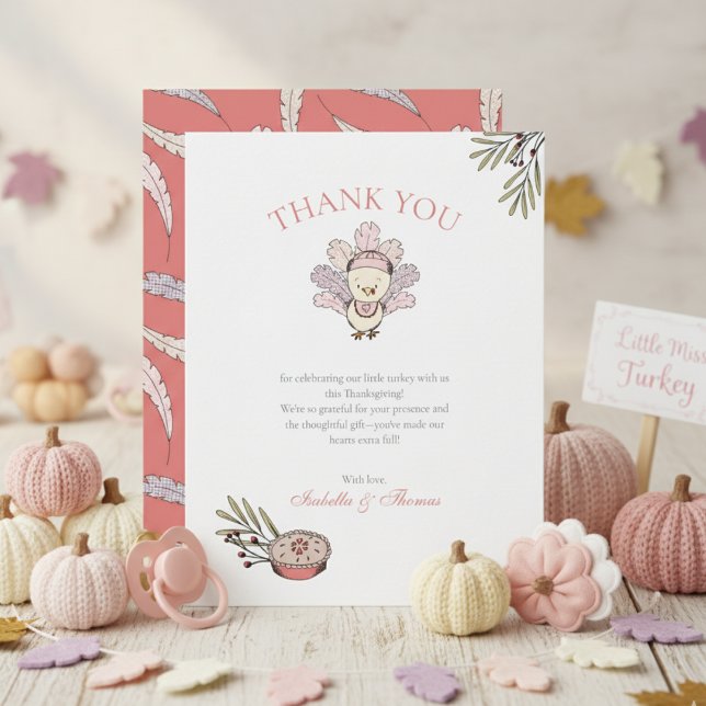 Tarjeta de agradecimiento para bebé niña de otoño  (Cute Little Turkey Thanksgiving Baby Shower Thank You Card. Baby Turkey, Gingham Feathers, Pie, Leaf)