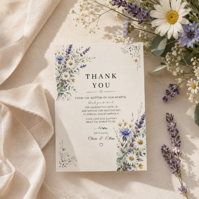 Tarjeta de agradecimiento para boda en prado de fl (Elegant Thank You card styled with fresh wildflowers and soft natural light.)
