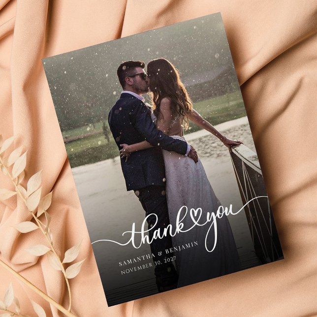 Tarjeta de agradecimiento para Bodas con letras de (Wedding Day Couples Photo Thank You Card)