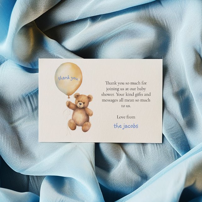 Tarjeta de agradecimiento para la ducha de bebé. O (Teddy bear baby shower thank you card with gold balloon and blue script.)