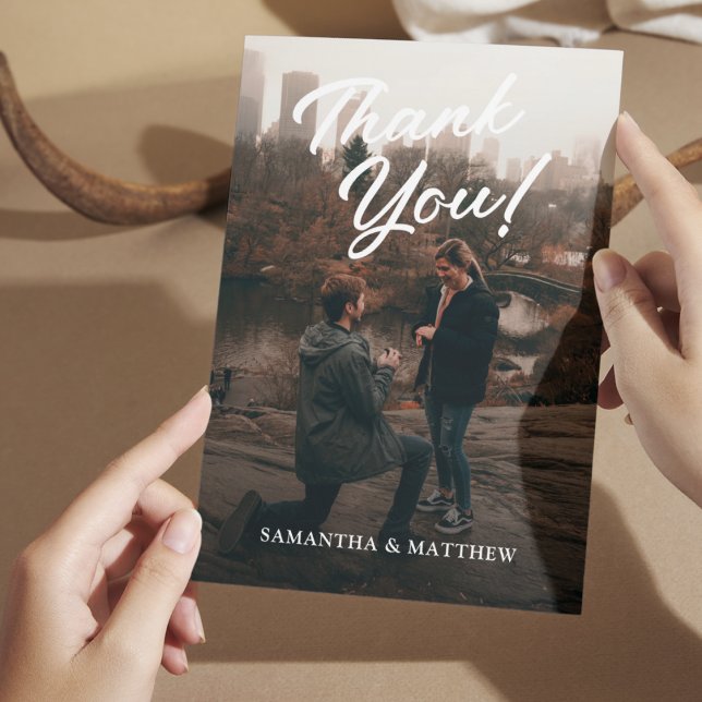 Tarjeta de agradecimiento para la parte de comprom (Thank You Card from Newly Engaged Couple with background photo)