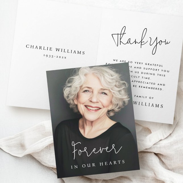 Tarjeta De Agradecimiento Para siempre en nuestros corazones guión informal  (Forever in our hearts casual script funeral photo thank you card)