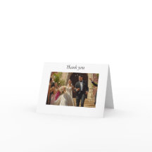 Pareja hispánica deja iglesia tras boda