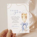 Tarjeta De Agradecimiento Pearls y Prosecco Blue Bridal Shower<br><div class="desc">Envíe una nota sentida después de su ducha de novia con esta elegante tarjeta de agradecimiento. Con perlas,  prosecco y un arco azul moda,  es la manera perfecta de mostrar tu gratitud con estilo.</div>