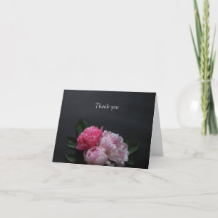 Tarjeta De Agradecimiento peonías rosadas sobre fondo oscuro