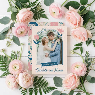 Tarjeta de agradecimiento plana con pétalos pastel