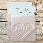 Tarjeta De Agradecimiento Playa moderna con Boda de estilo Heart Vellum<br><div class="desc">Este diseño de tarjetas de agradecimiento boda presenta un corazón único con la palabra amor grabada en la arena de una playa con marea suave y cielo azul en el fondo. El frente tiene un aspecto de terciopelo. ¡Tan único! Forma parte de la Modern Beach with Heart Boda Suite creada...</div>
