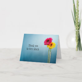 Tarjeta de agradecimiento plegada azul con flores